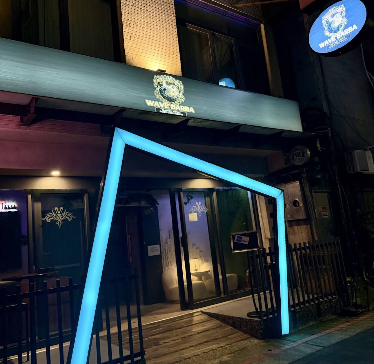 WAVE BARBA 店外夜景與門面